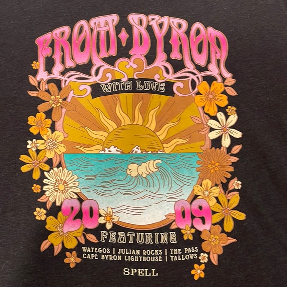 🌺SPELL🌺 WITH LOVE FROM BYRON BAY BOYFRIEND TEE NWT LIMITED EDITION UFT/SELL - Picture 2 of 4